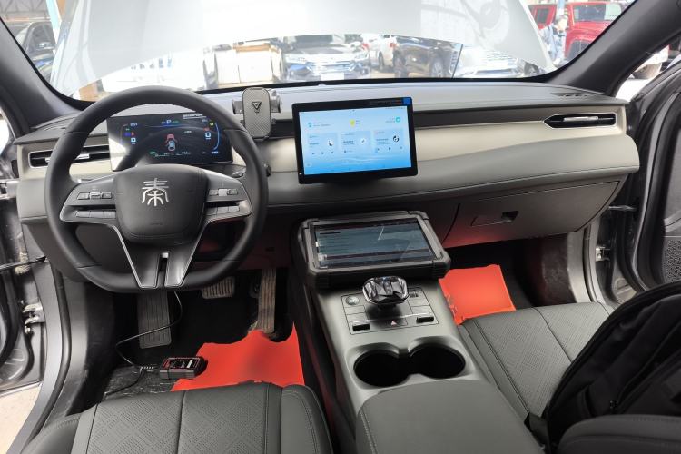 Used BYD Qin PLUS 2025 DM-i Smart Drive 55KM Leading Model Center Console