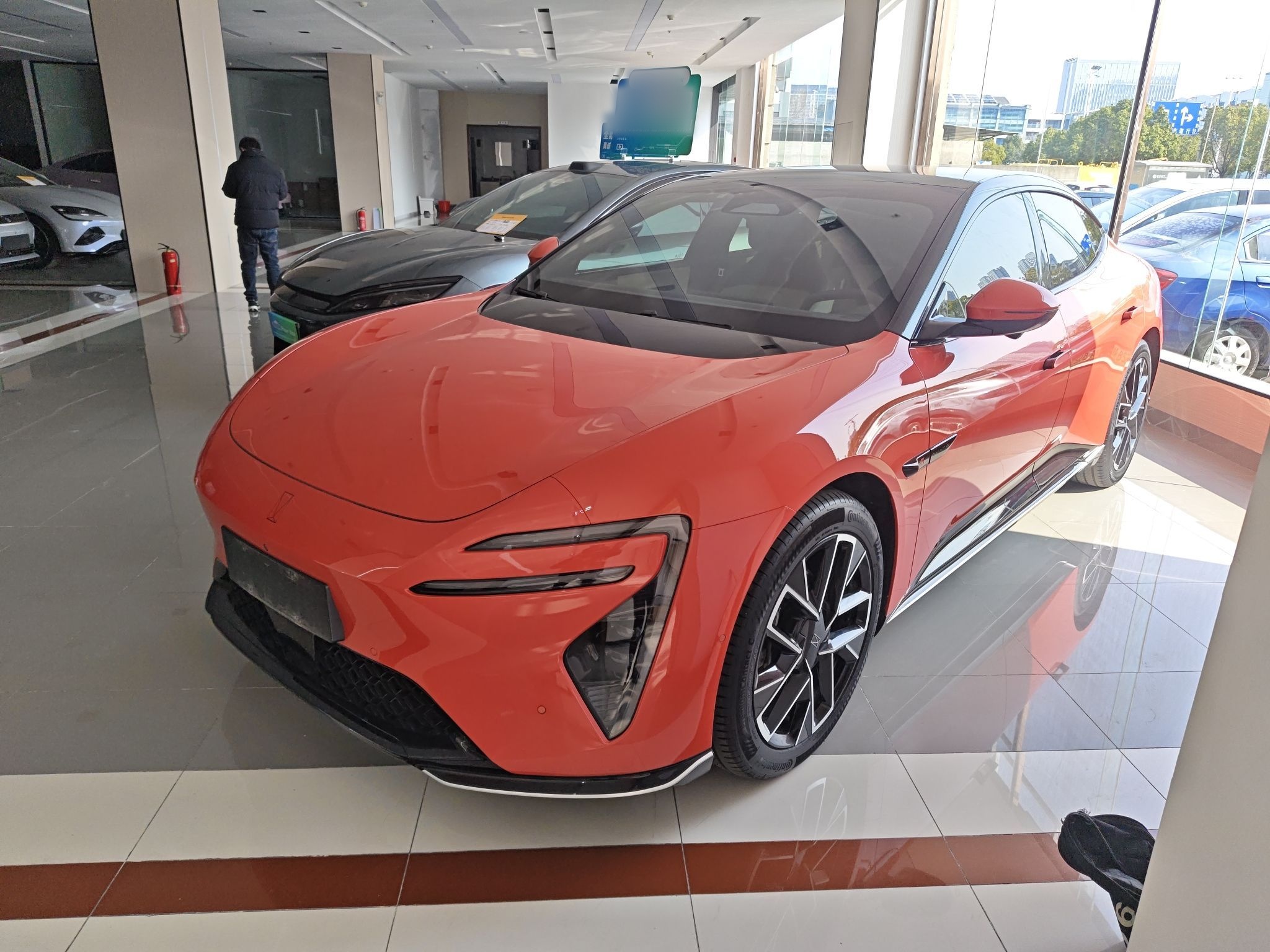 تحت مقدمة السيارة