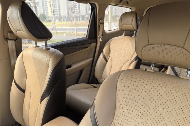 Used Baojun 730 2017 1.8L iAMT Luxury Version 7-Seater Interior 4