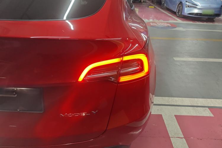 Used Tesla Model Y 2021 Standard Range Rear-Wheel Drive Version Right Rear Taillight