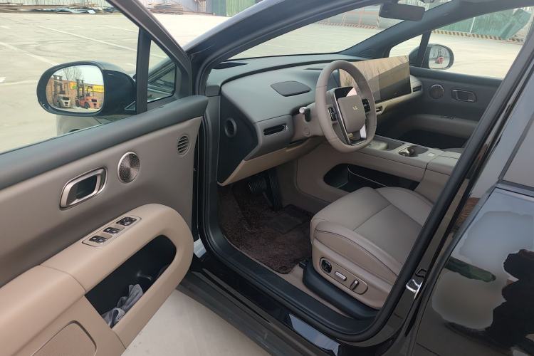 Used Li Auto i6 2025 Model Four-Wheel-Drive Standard Type
