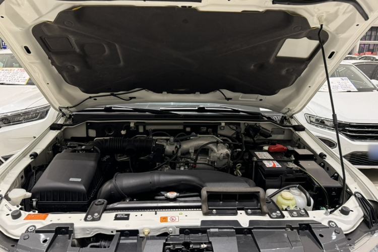 Used Mitsubishi Pajero  Interior 5