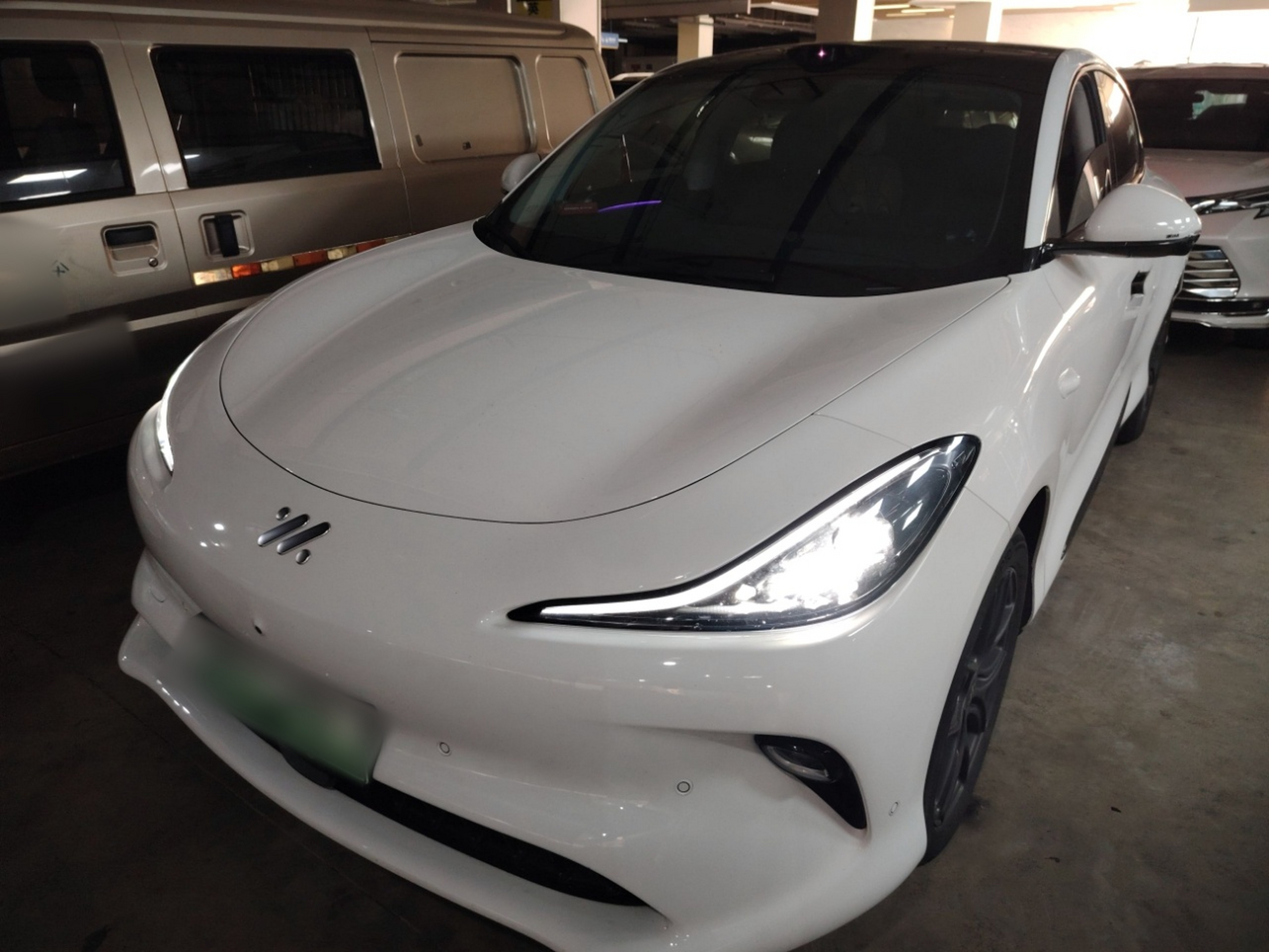 تحت مقدمة السيارة