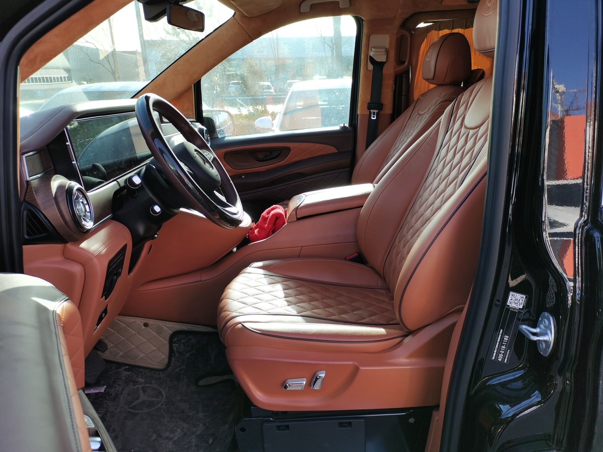 المقاعد الأمامية داخل السيارة