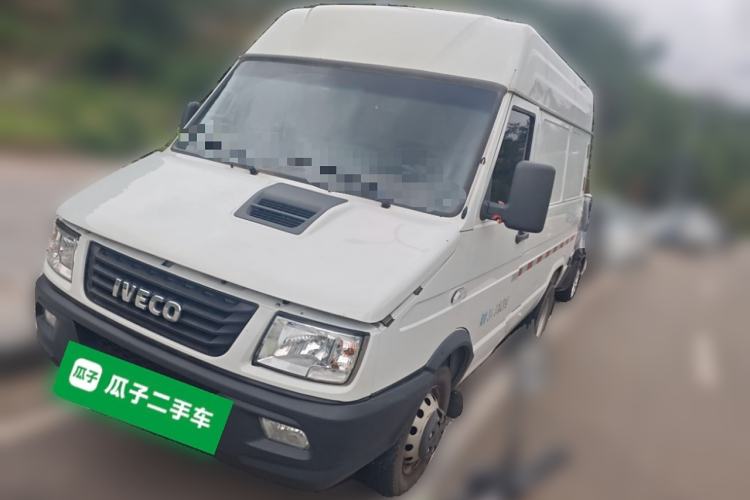 Used Iveco Daily 2021 2.5T V35 2-3 Seater Short Wheelbase Mid-Roof Design Dual Tires Manual Doors
