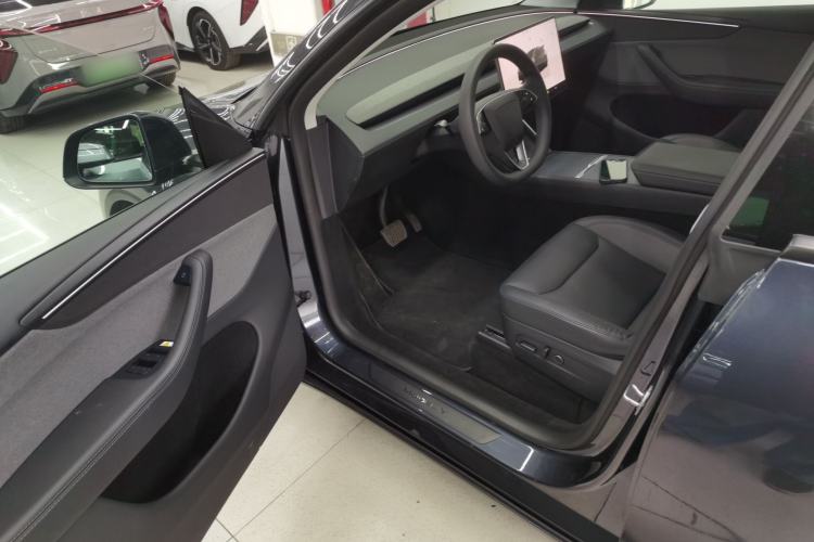 Used Tesla Model Y 2025 Rear-Wheel Drive First Edition Driver Seat