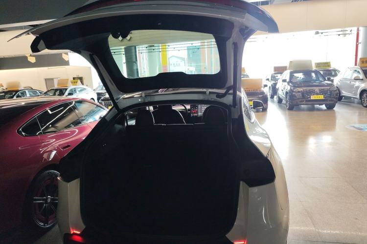 Used Tesla Model Y 2025 Long-Range All-Wheel-Drive Version