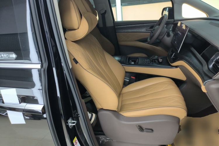 Used Denza D9 2022 DM-i 1040 Prestige Model