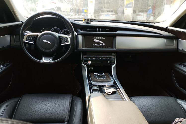 Used Jaguar XFL 2019 XFL 2.0T 250 PS Two-Wheel-Drive Luxury Edition Center Console