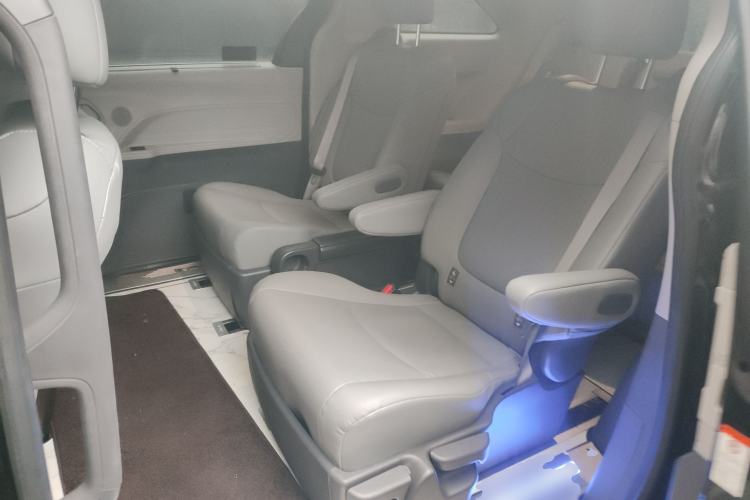 Used Toyota Granvia 2023 2.5L Hybrid Luxury Edition