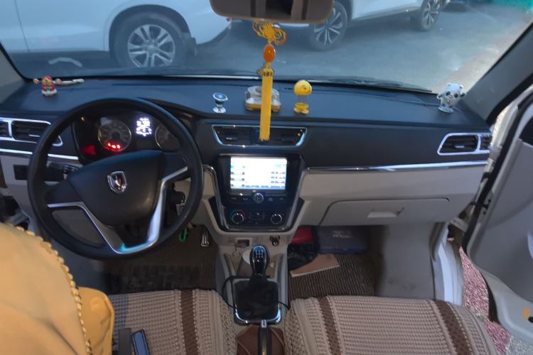 Used Jinbei New Hiace X30L 2018 1.5L Box Truck Business Edition DLCG14 Center Console