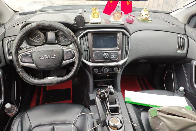 Used JMC Yuhu 7 2020 2.0T Diesel Automatic 2WD Comfort Plus Long Wheelbase China VI Emission Standard JX4D20A6L Center Console