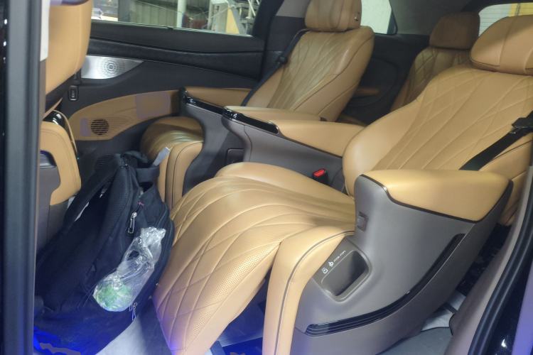 Used Denza D9 2022 DM-i 1040 Prestige Model
