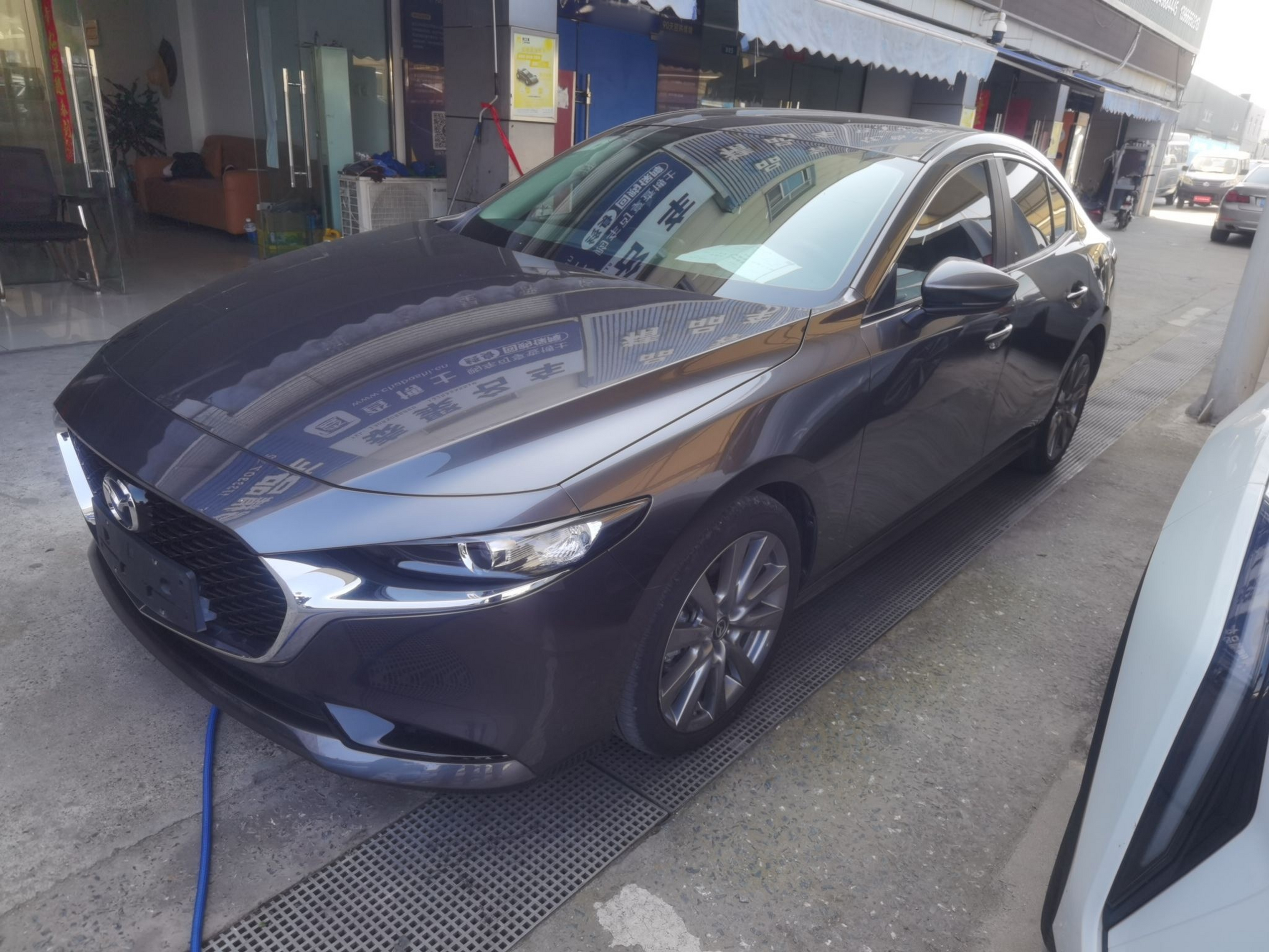 Под передней частью автомобиля