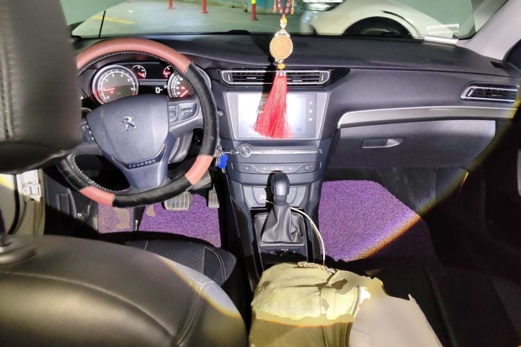 Used Peugeot 408 2018 350THP Automatic Luxury Edition Center Console