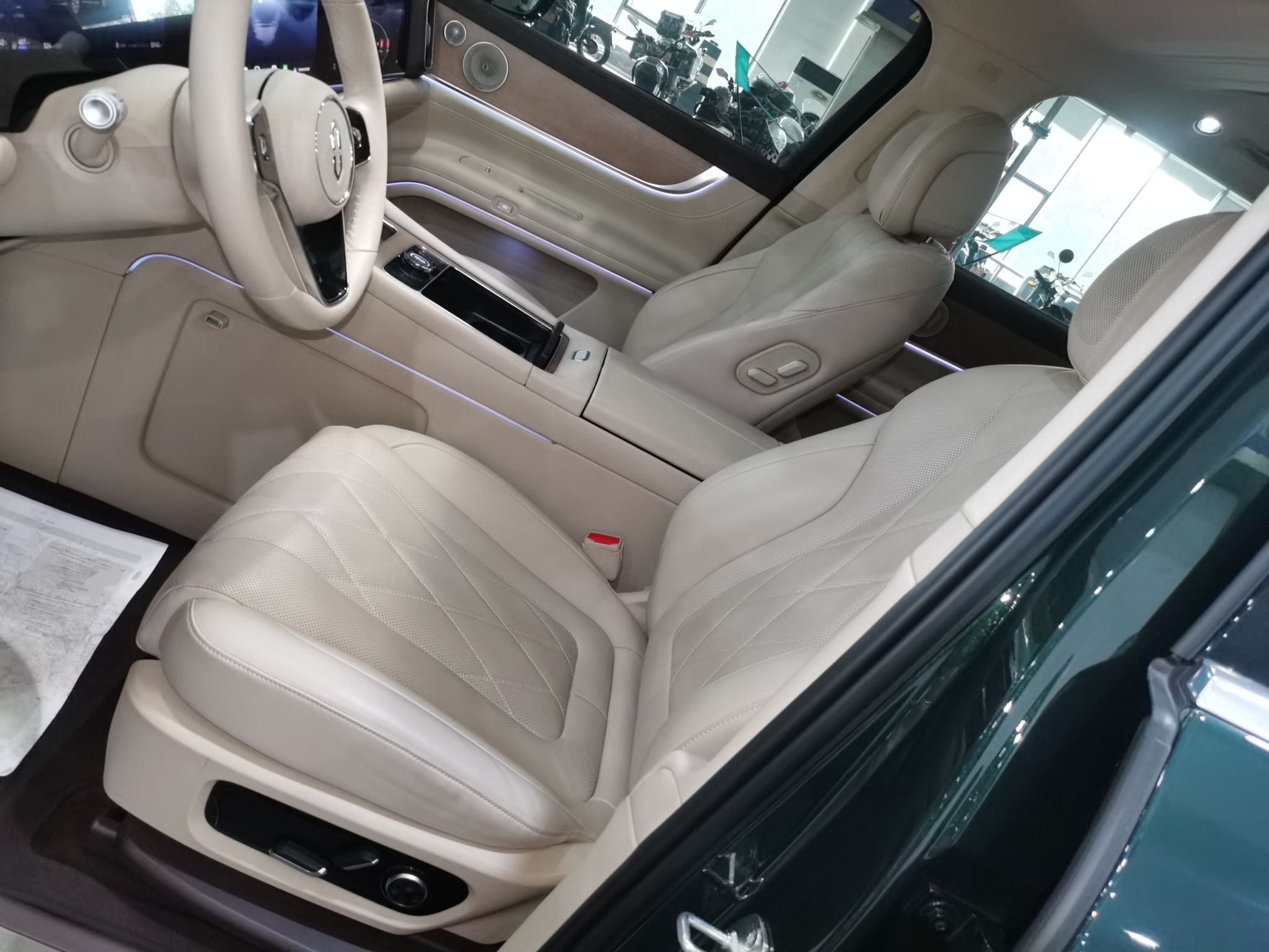 المقاعد الأمامية داخل السيارة