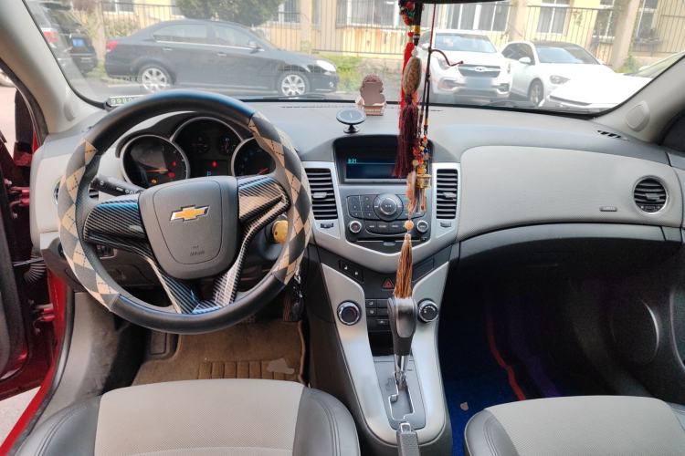 Used Chevrolet Cruze 2009 1.8L SE AT Center Console