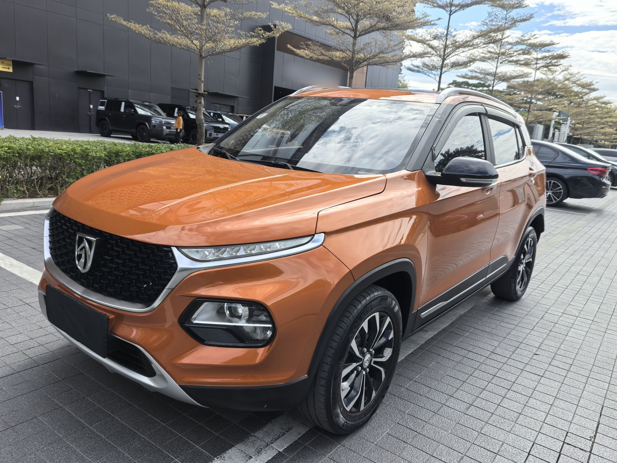 تحت مقدمة السيارة