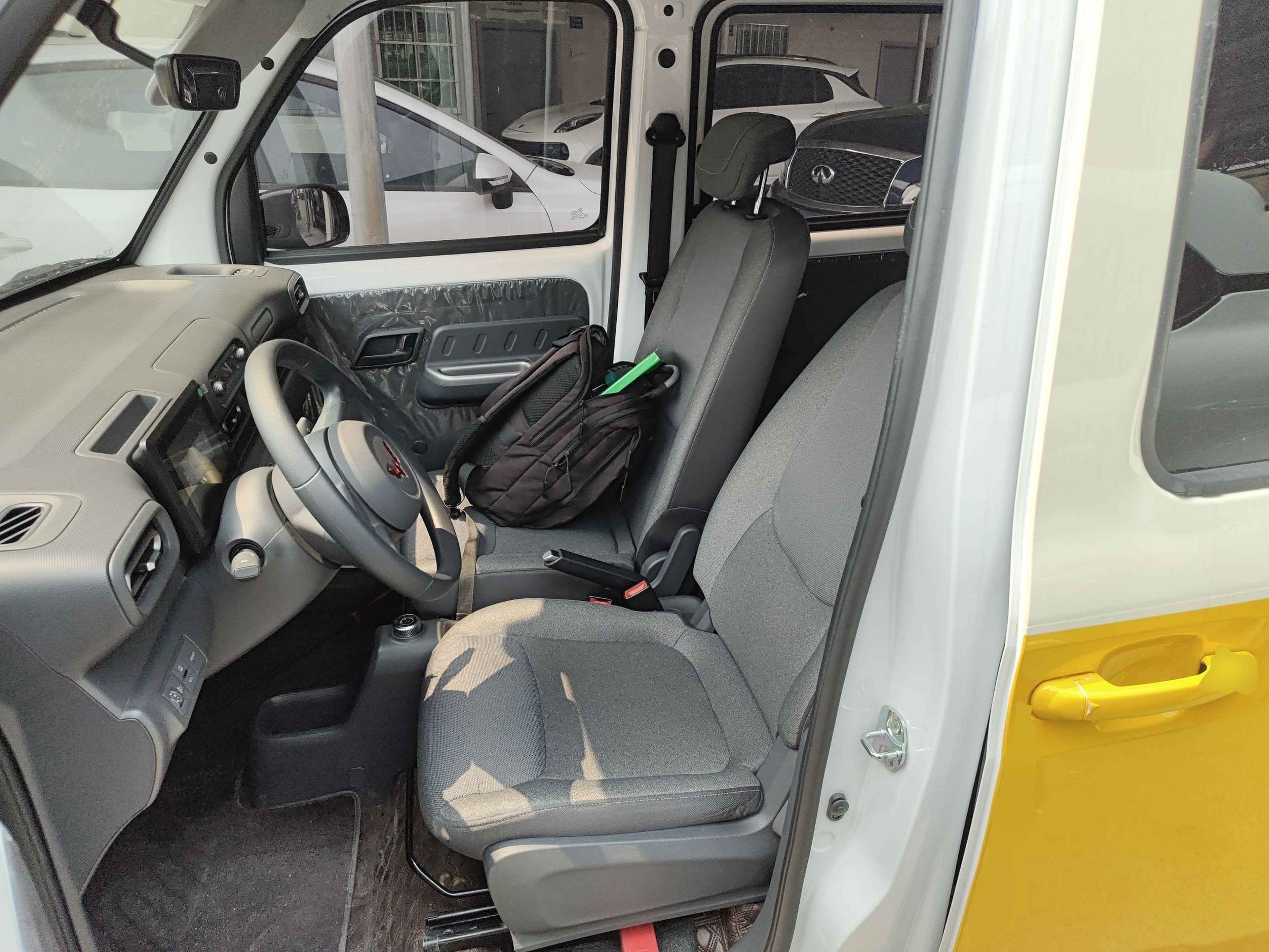 المقاعد الأمامية داخل السيارة