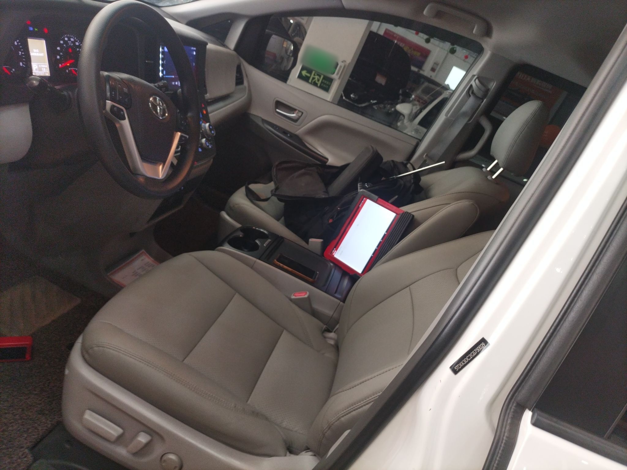 المقاعد الأمامية داخل السيارة