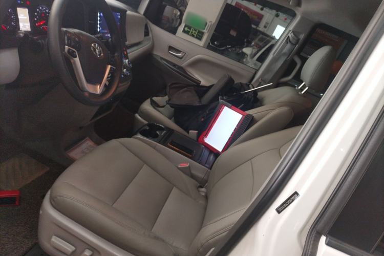 Used Toyota Sienna 2015 3.5L Two-Wheel Drive L
