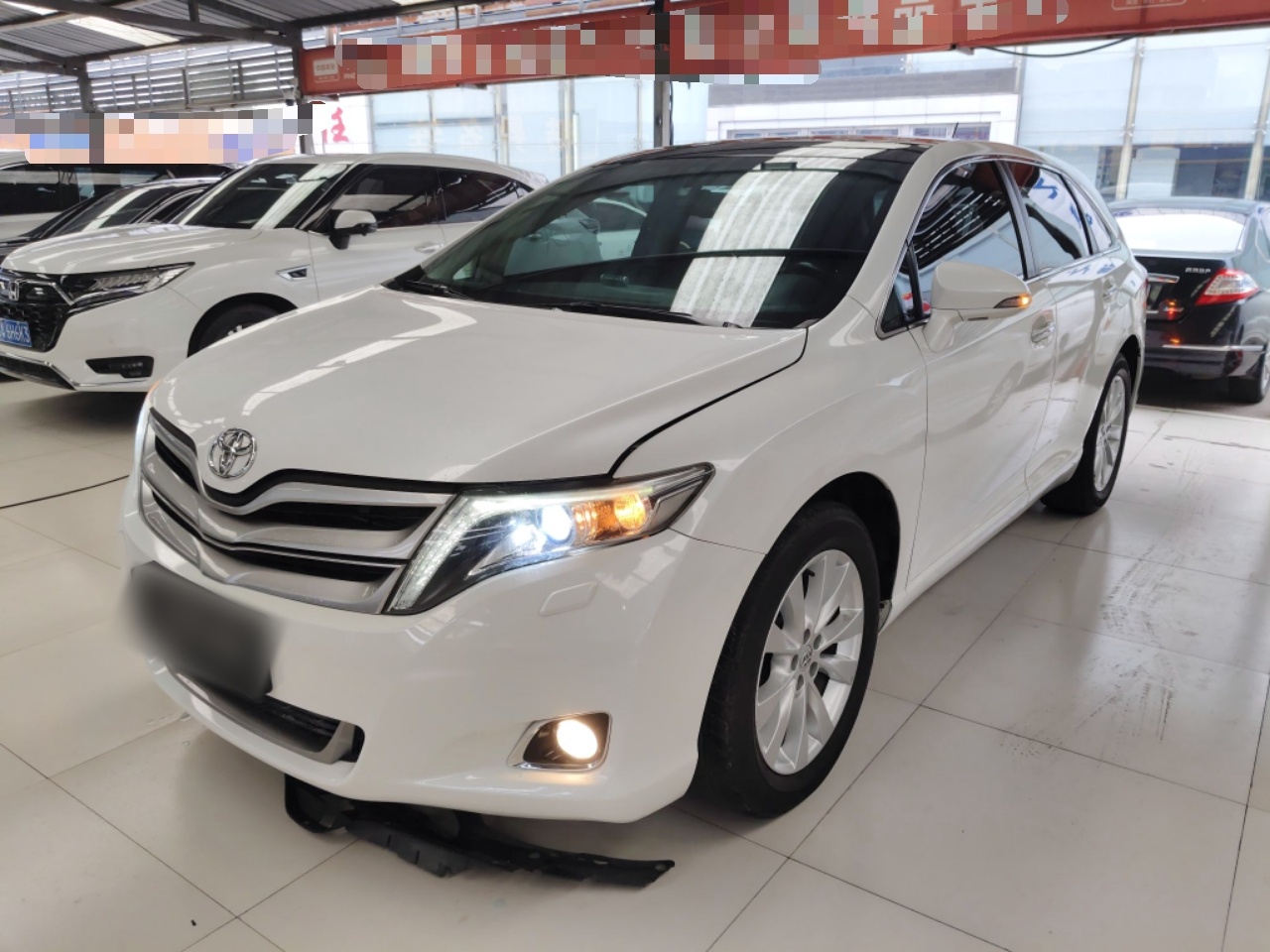 تحت مقدمة السيارة