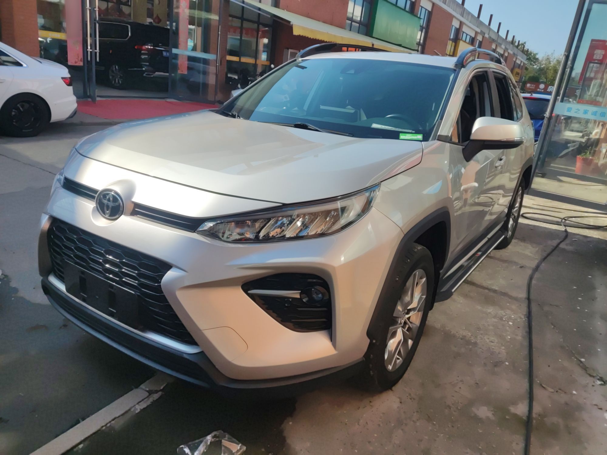 تحت مقدمة السيارة