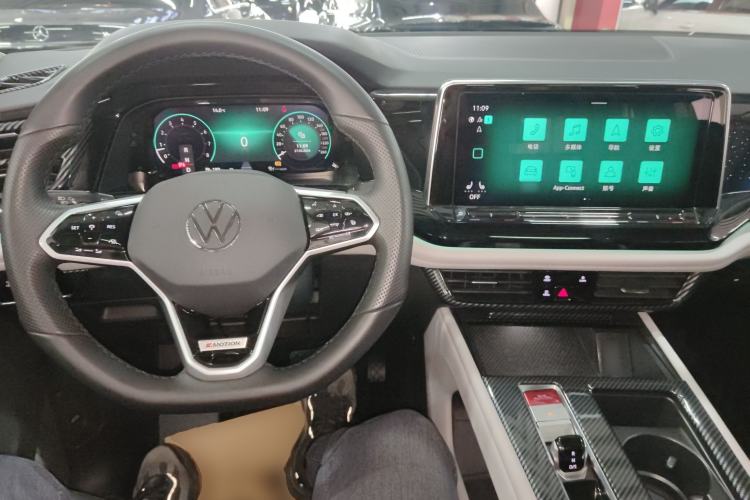 Used Volkswagen Teramont 2023 530 V6 Four-Wheel Drive Prestige Luxury Edition Center Console