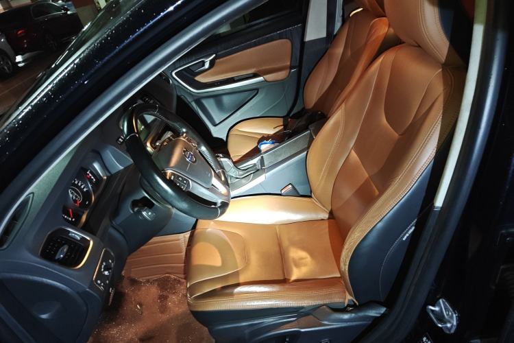 Used Volvo S60 2015 S60L 2.0T Zhiyuan Edition
