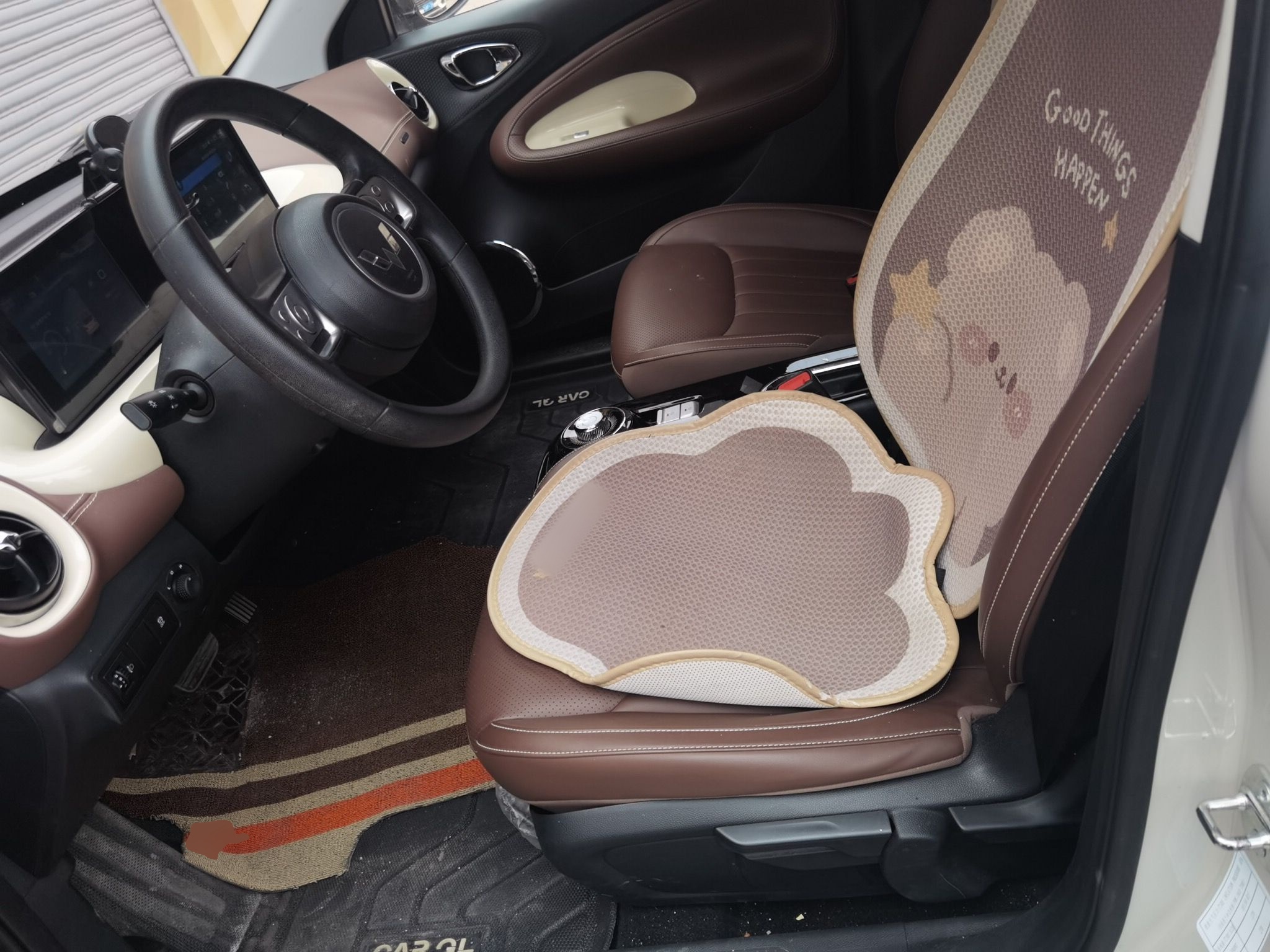 المقاعد الأمامية داخل السيارة