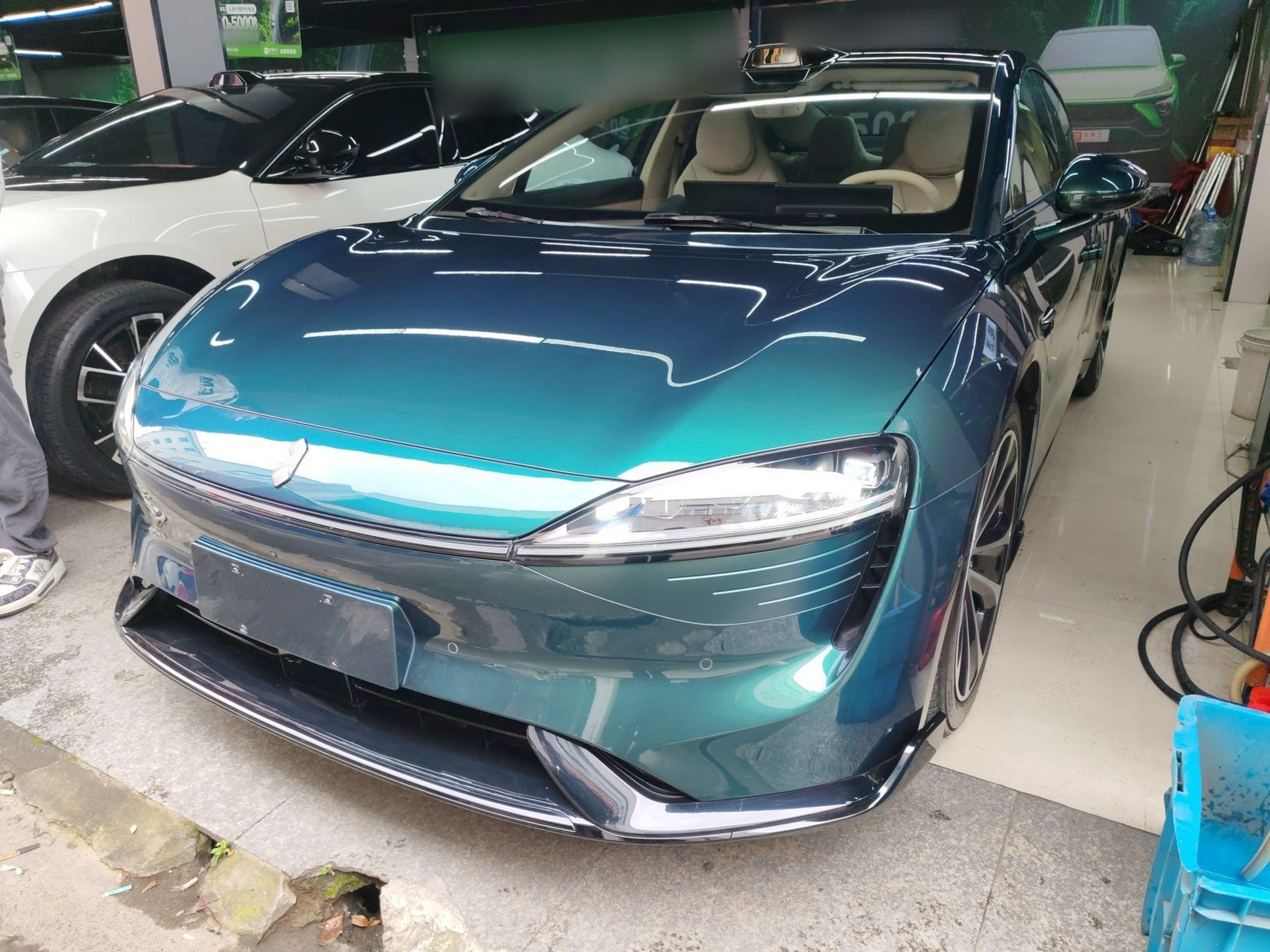 تحت مقدمة السيارة