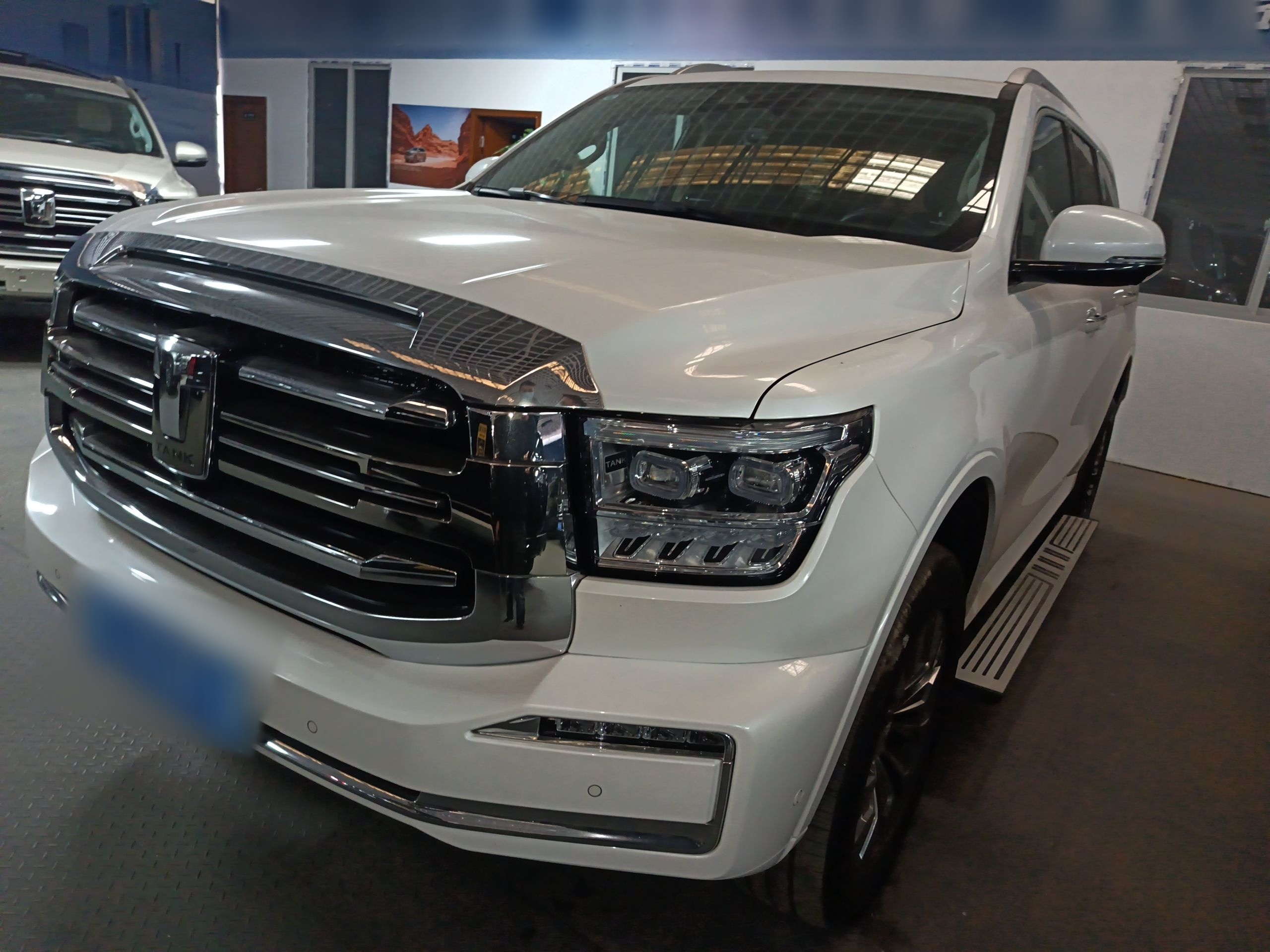 تحت مقدمة السيارة