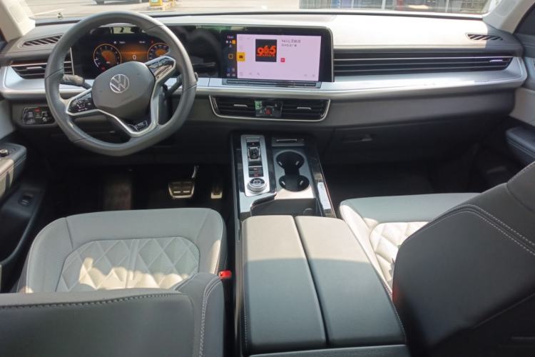 Used Volkswagen Tavendor 2024 380TSI All-Wheel-Drive R-Line Cruise Premium Edition Center Console