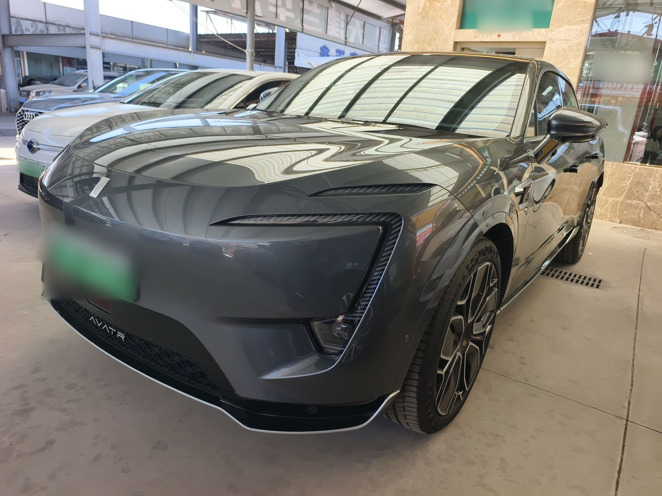 Под передней частью автомобиля