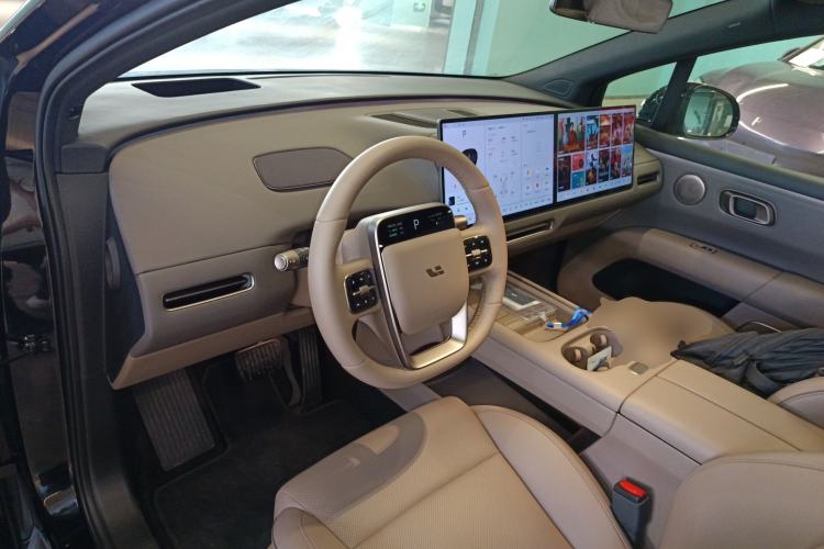 Used Li Auto i6 2025 Model Two-Wheel-Drive Standard Type Center Console