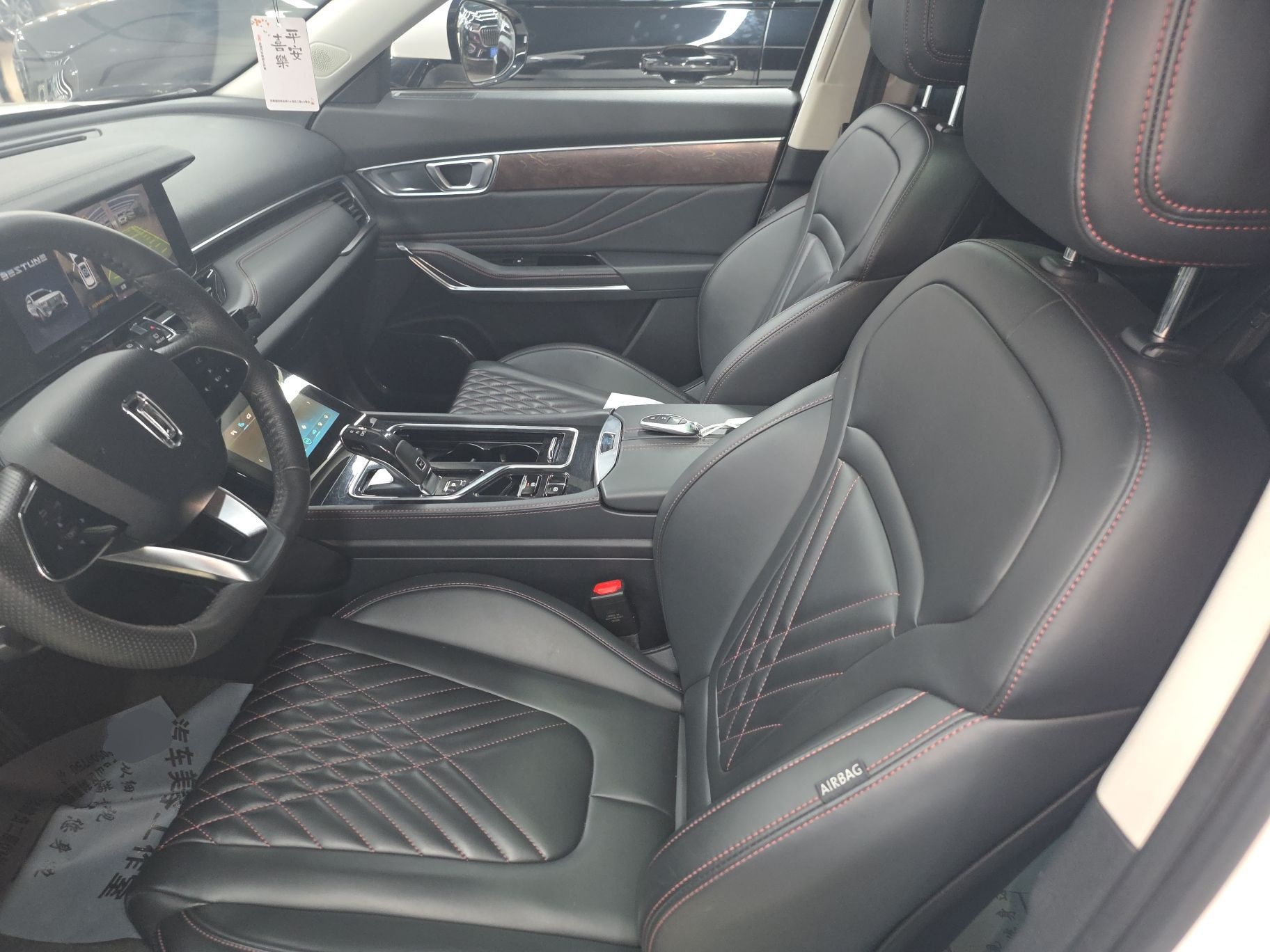 المقاعد الأمامية داخل السيارة