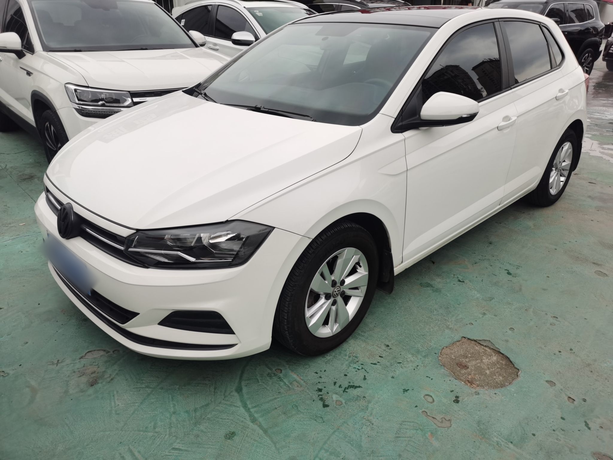 Под передней частью автомобиля