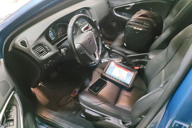 Used Volvo V40 2015 1.6T Zhiyi Edition
