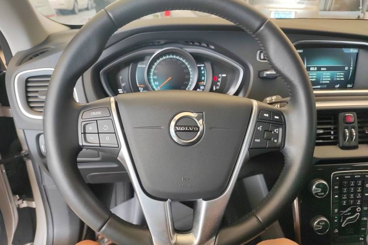 Used Volvo V40 2017 T3 Zhiyi Edition

