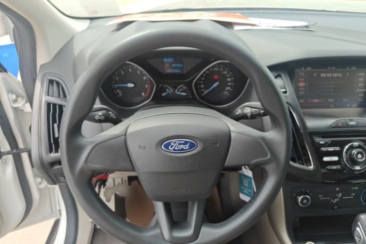 Used Ford Focus 2015 Sedan 1.6L Automatic Comfort Model Steering Wheel
