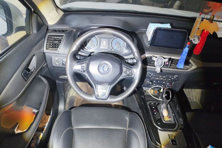 Used Dongfeng Fengon S560 2018 1.8L CVT Elite Model 7 Seats Steering Wheel