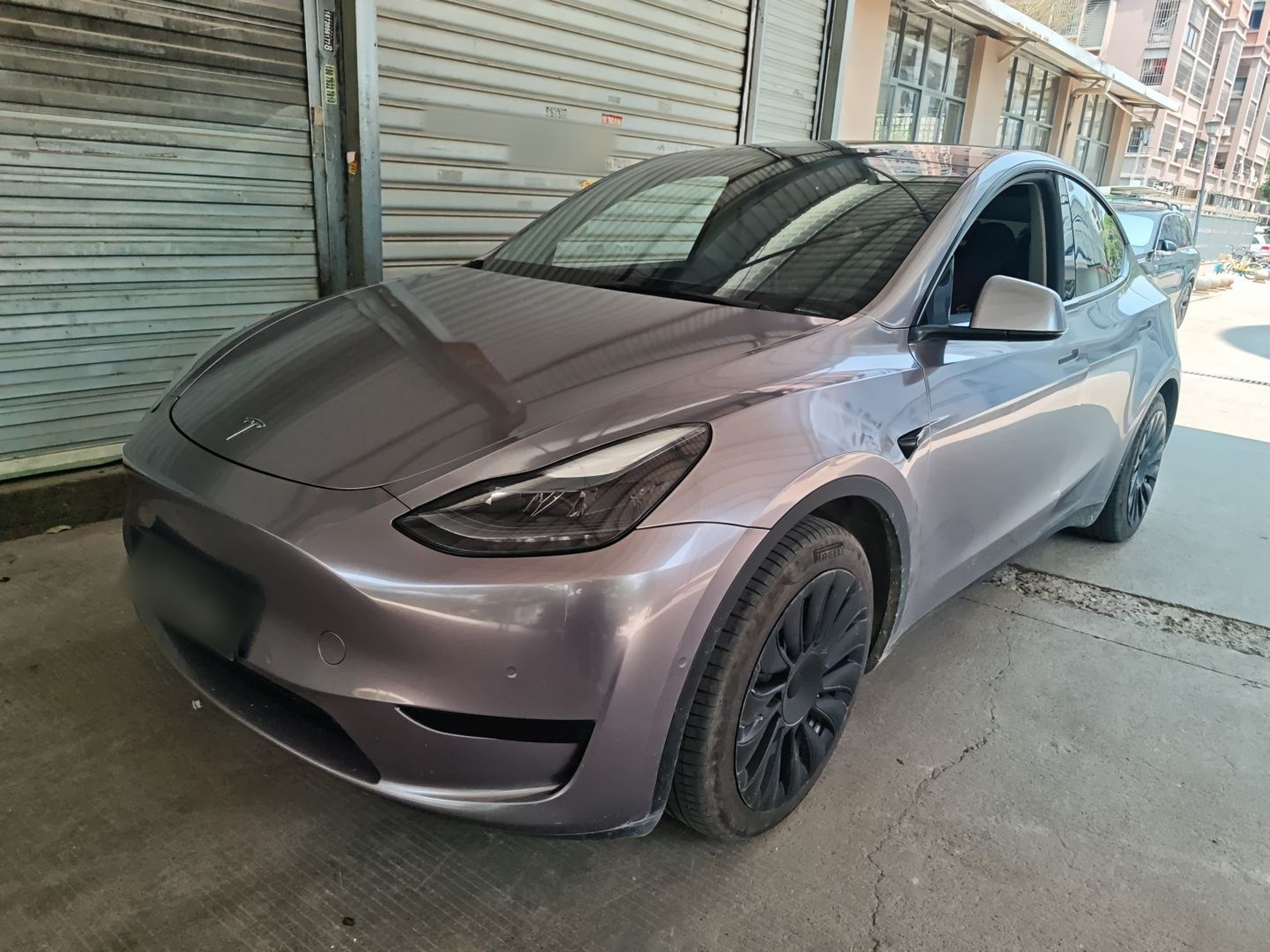 Под передней частью автомобиля