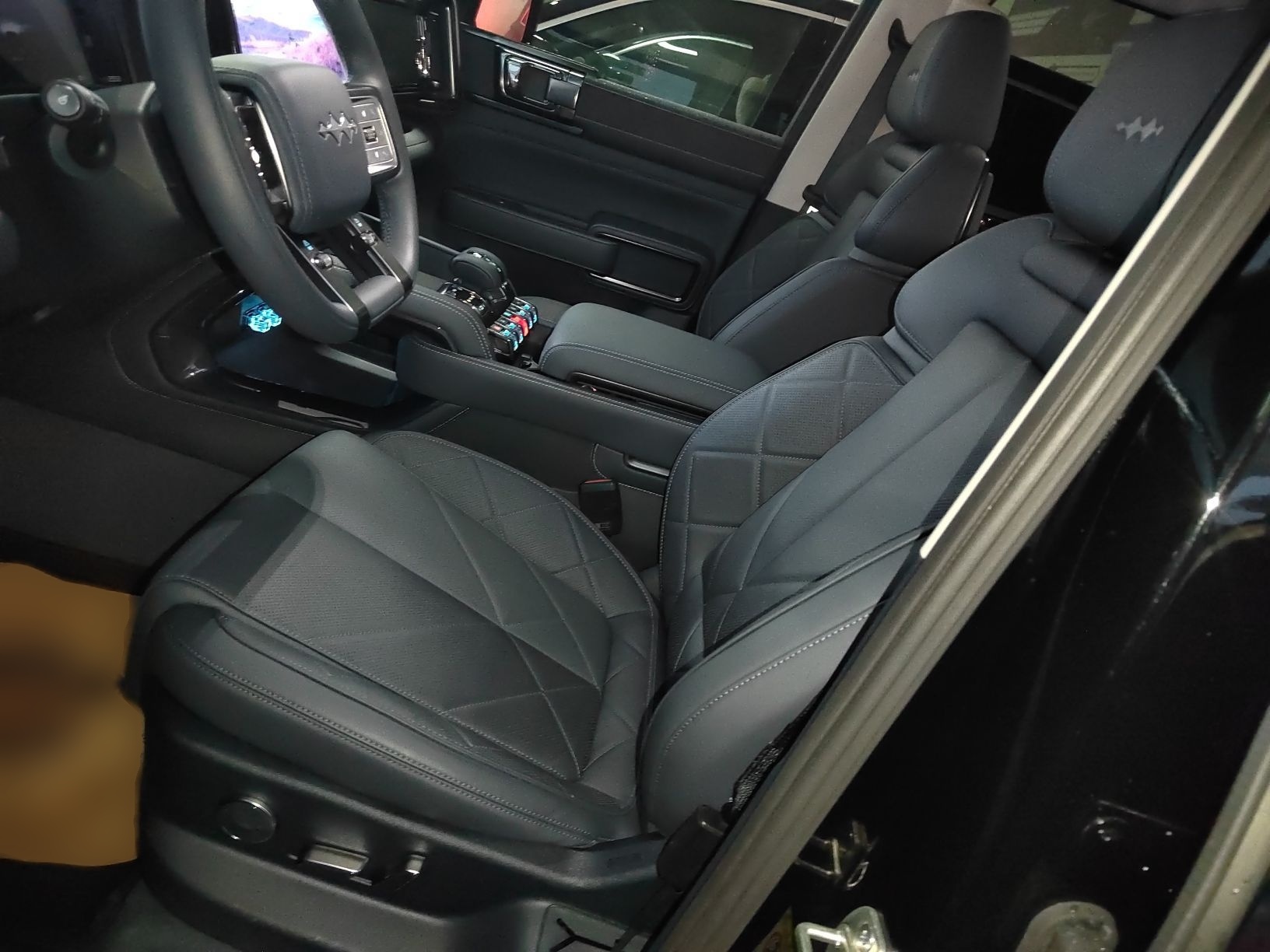 المقاعد الأمامية داخل السيارة