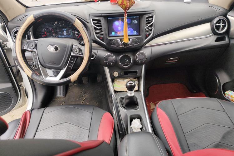 Used BYD Song 2016 GaiShi Edition 1.5TI Manual Elite Model Center Console