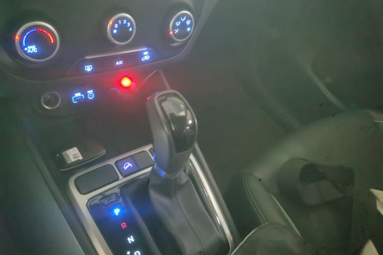 Used Hyundai ix25 2015 1.6L Automatic Two-Wheel Drive Smart GLS Trim Gear Lever