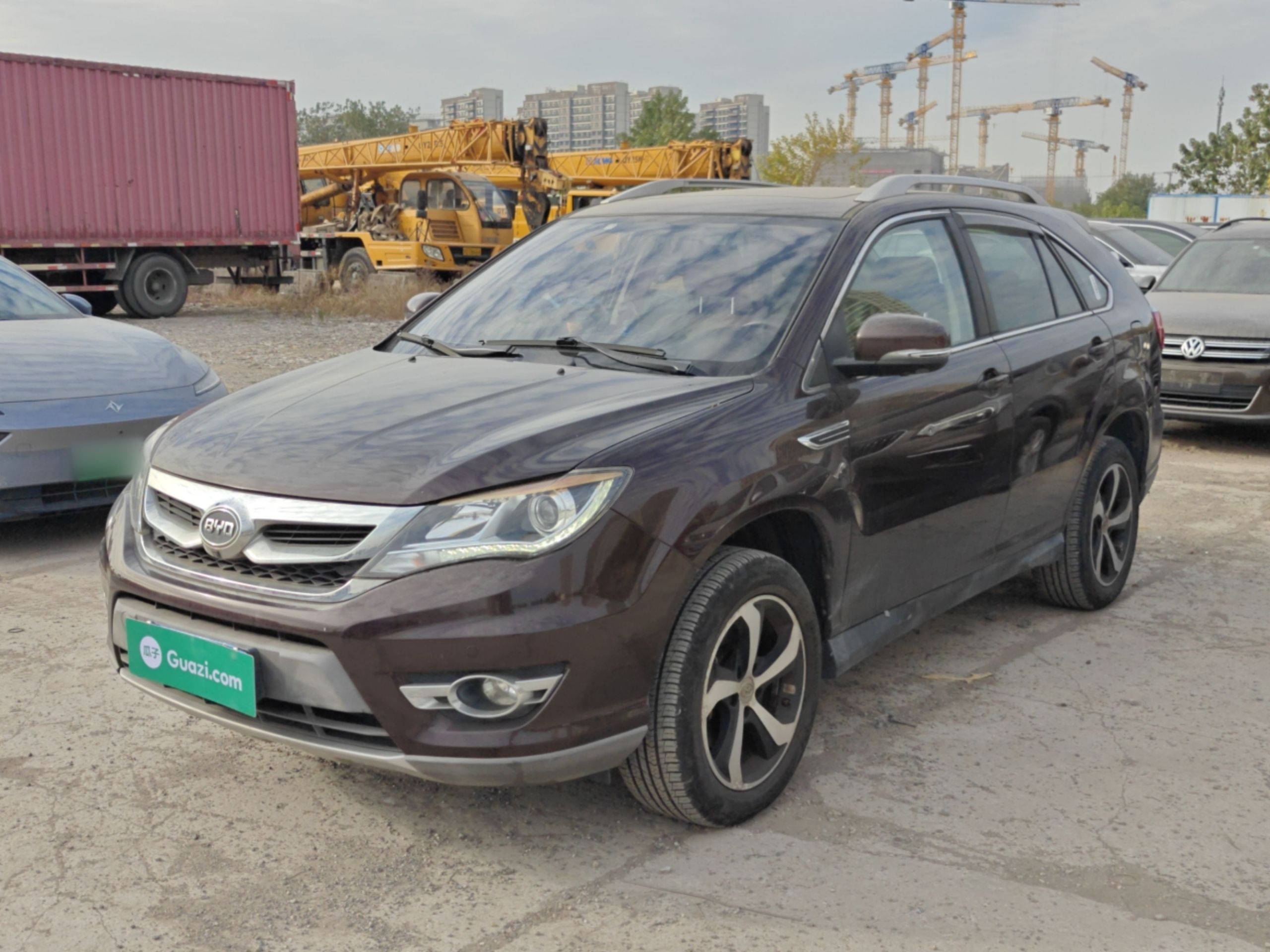 تحت مقدمة السيارة