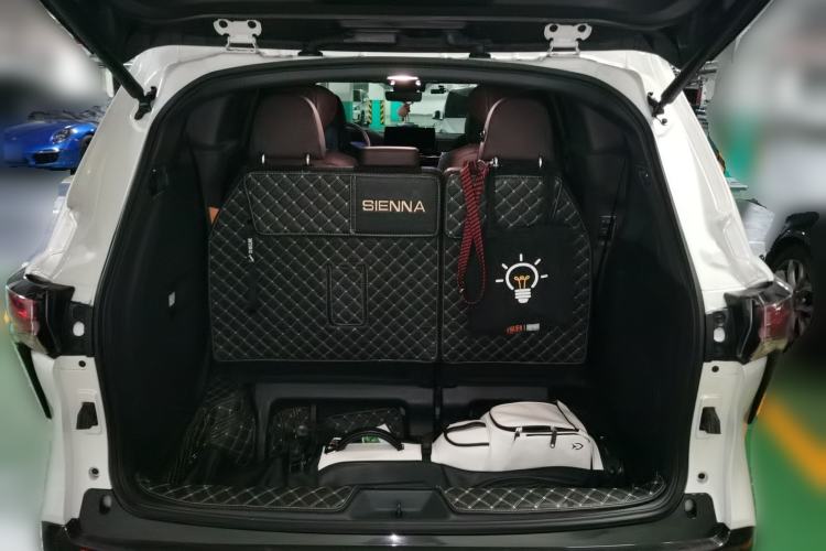 Used Toyota SIENNA 2021 2.5L Hybrid Platinum Edition Trunk