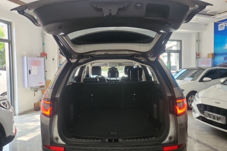 Used Land Rover Discovery Sport 2021 200 PS Family Edition Trunk