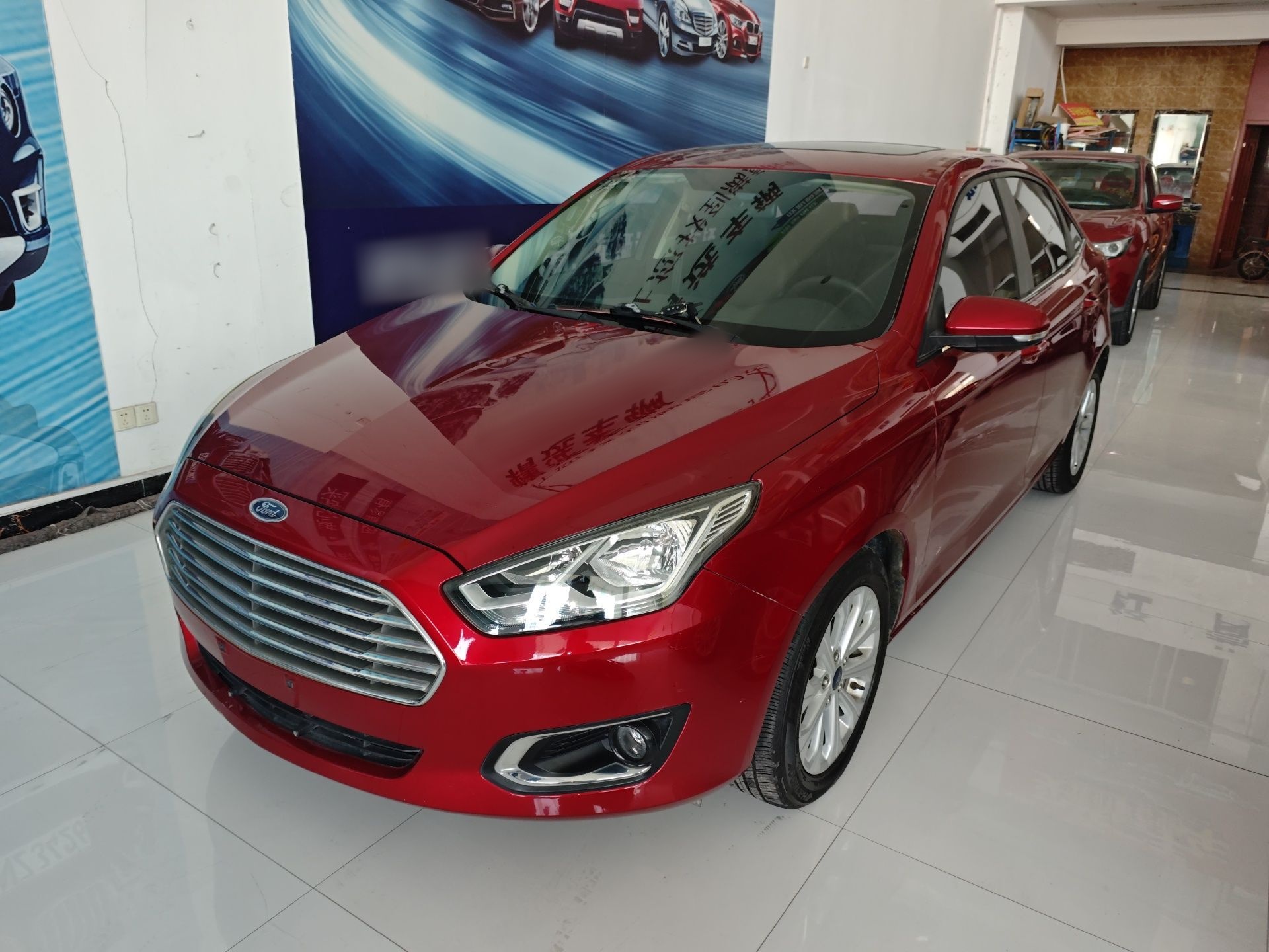 تحت مقدمة السيارة