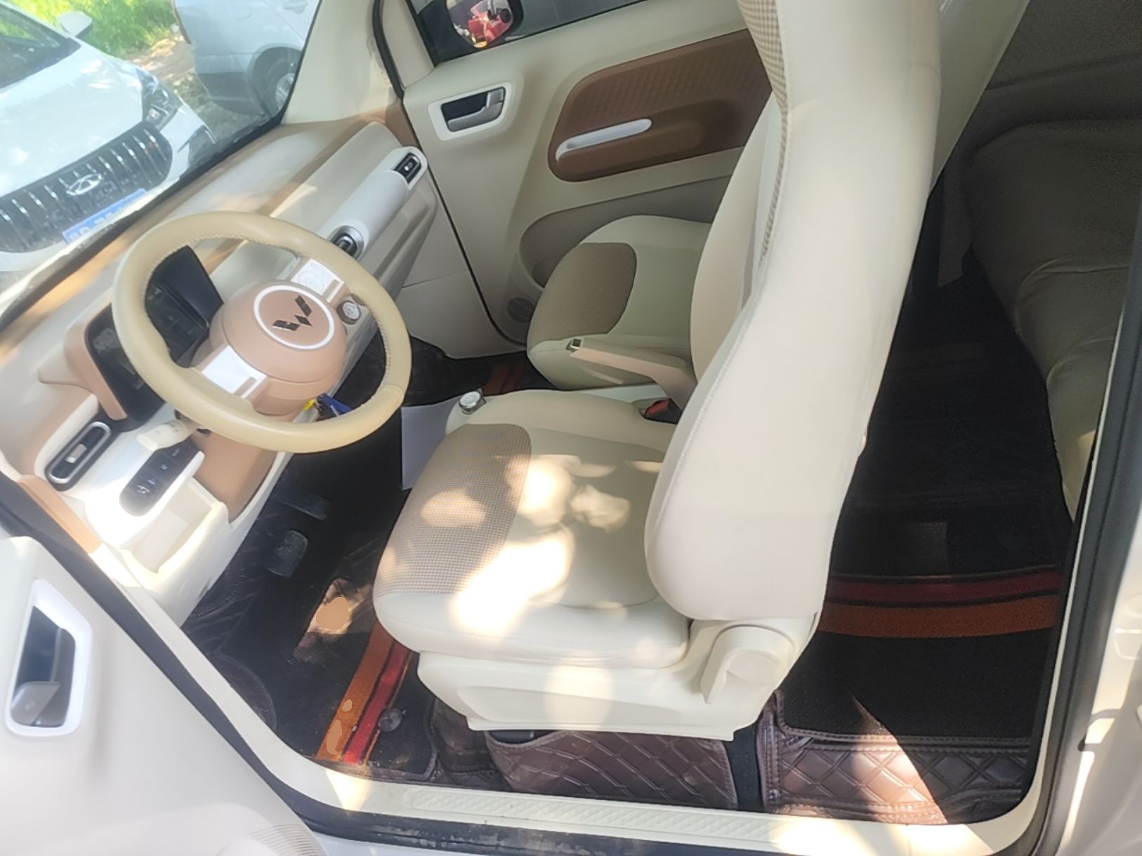 المقاعد الأمامية داخل السيارة